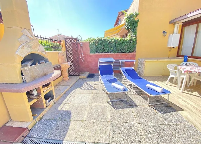 Capitana Privat Parking- 350 From The * Quartu SantʼElena